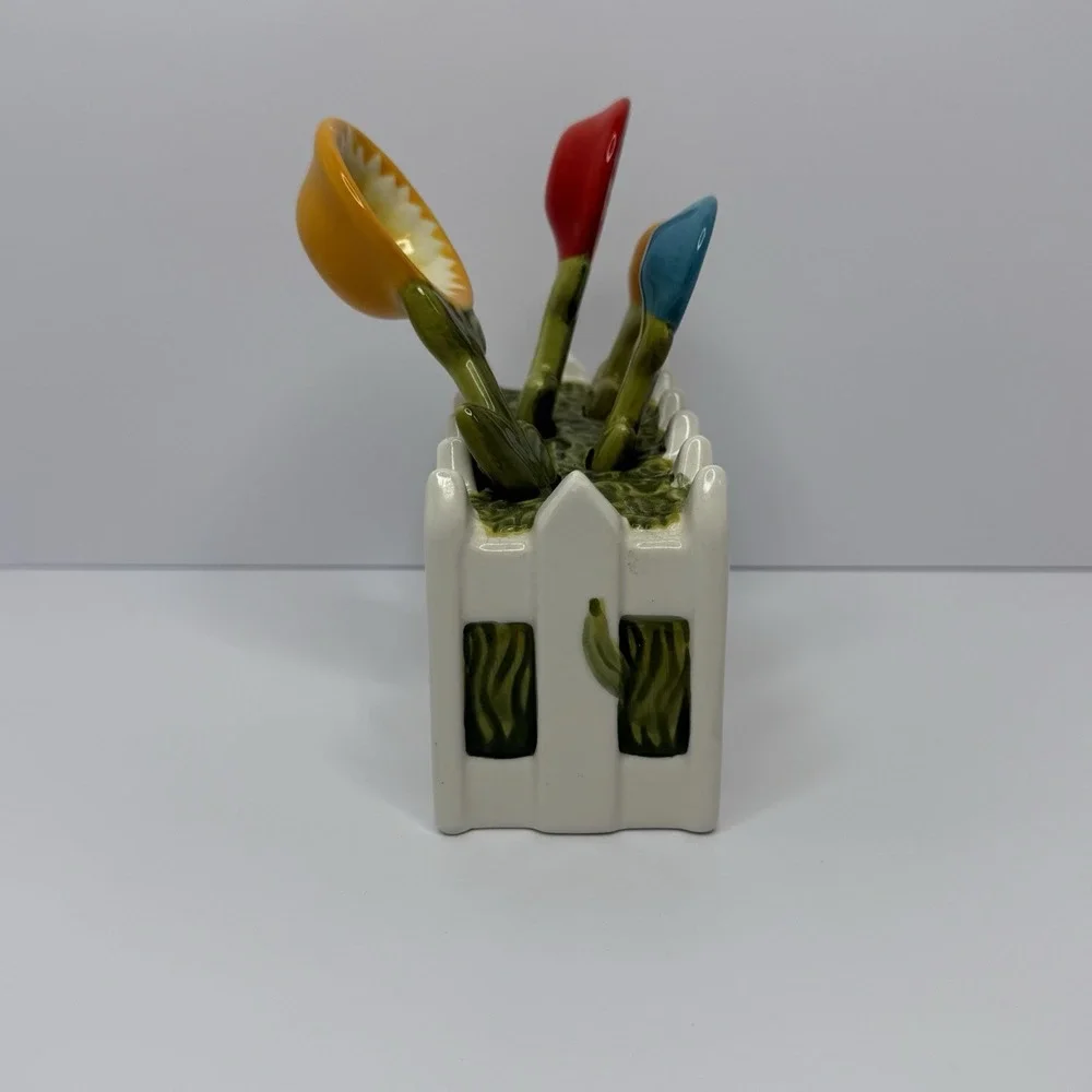 Temp-tations By Tara Gingham Gardens Measuring Spoon Holder and Spoons Ceramic